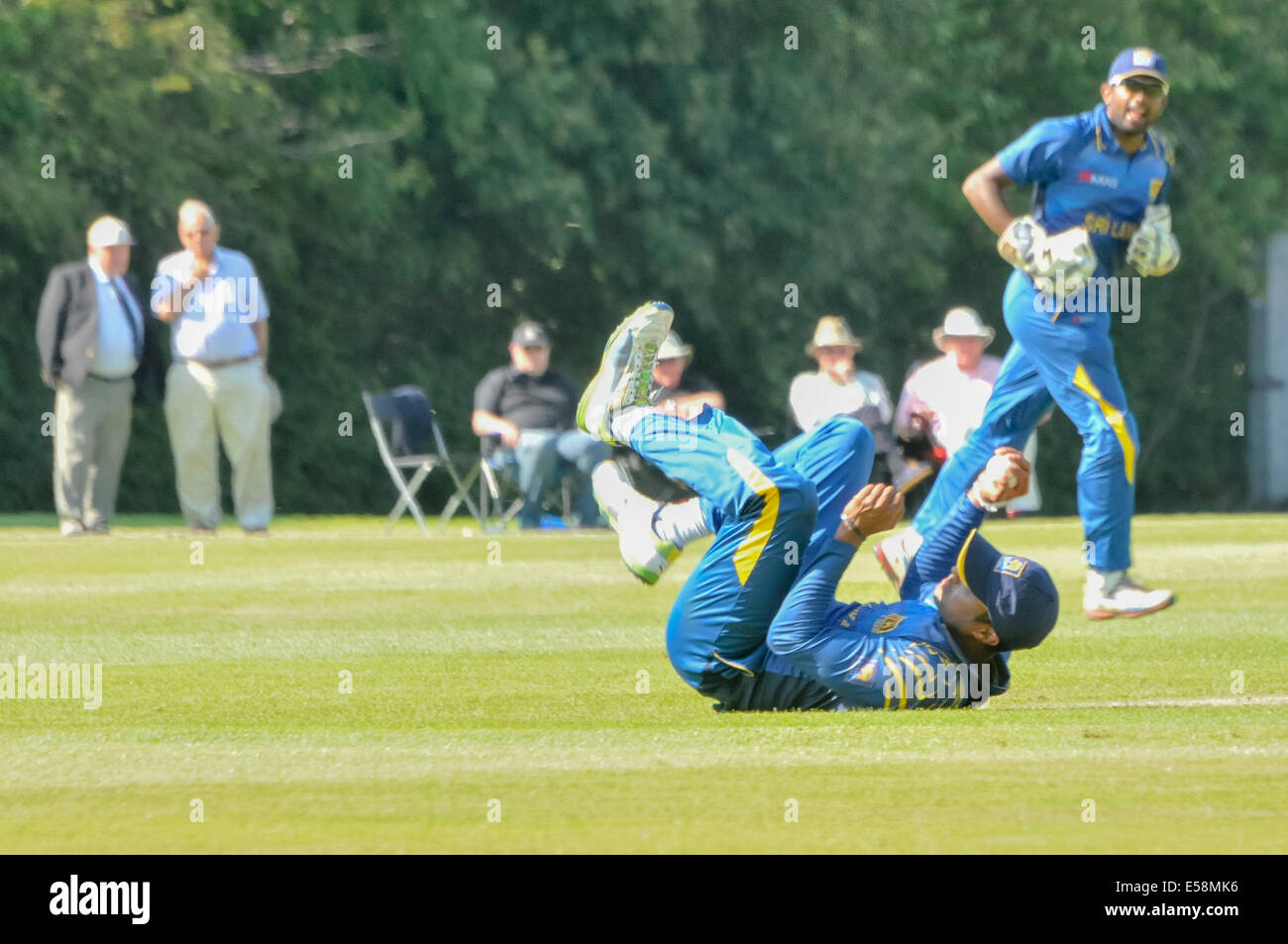 Belfast, Irlande du Nord. 23 Sep 2014 - Dushmantha Chameera attrape la balle que le Sri Lanka à bol de gagner en Irlande s'exécute 28 Crédit : Stephen Barnes/Alamy Live News Banque D'Images