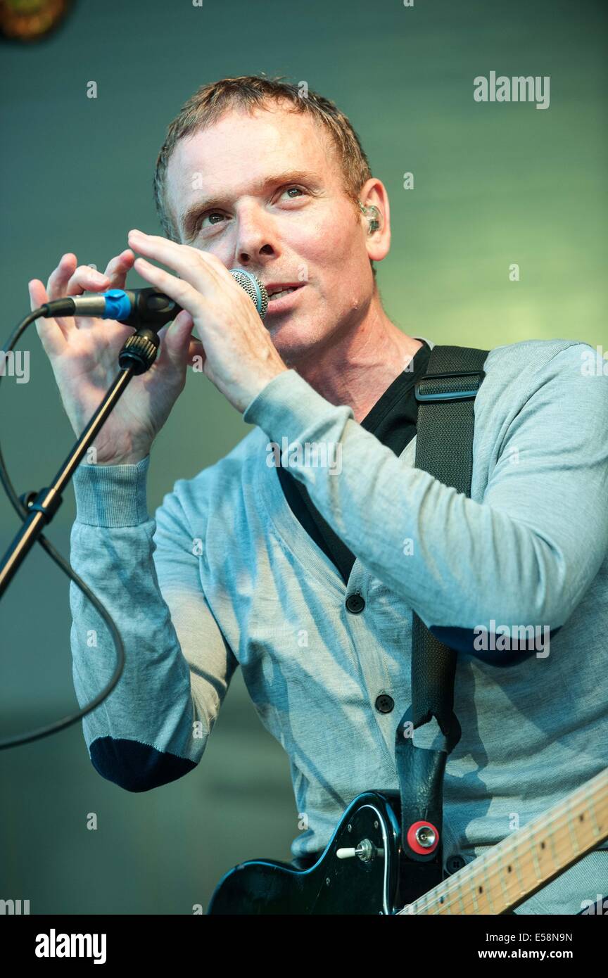 Glasgow, Ecosse, Royaume-Uni. 23 juillet, 2014. Stuart Murdoch de Belle and Sebastian en prestation au kiosque de kelvingrove dans le cadre des célébrations de l'ouverture des Jeux du Commonwealth de Glasgow 2014. Glasgow Ecosse 23 Juillet. Crédit : Sam Kovak/Alamy Live News Banque D'Images