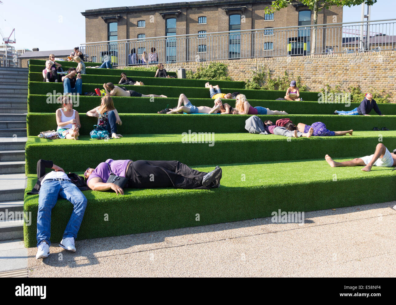 Université des Arts, le Campus Central St Martins, Kings Cross - Central London, UK. 23 juillet, 2014. Les gens de détente comme la canicule continue au Royaume-Uni, Kings Cross Londres. 23 juillet 2014. Crédit : Robert Stainforth/Alamy Live News Banque D'Images