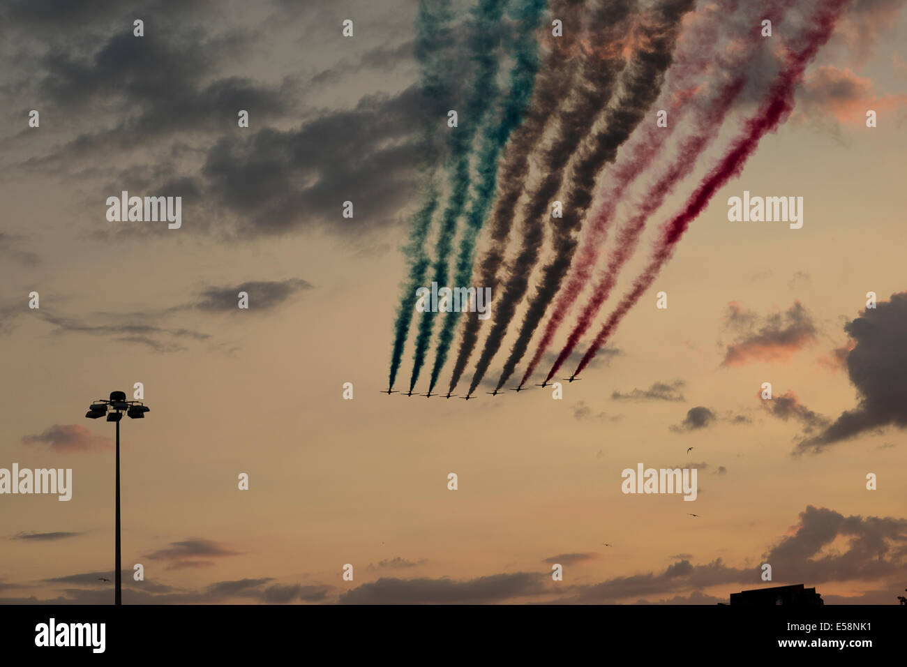 Clyde, Glasgow, Royaume-Uni. 23 juillet, 2014. Les flèches rouges effectuer le survol le long des rives de la Clyde dans le cadre de la cérémonie d'ouverture des Jeux du Commonwealth. Paul Stewart/Alamy News Banque D'Images