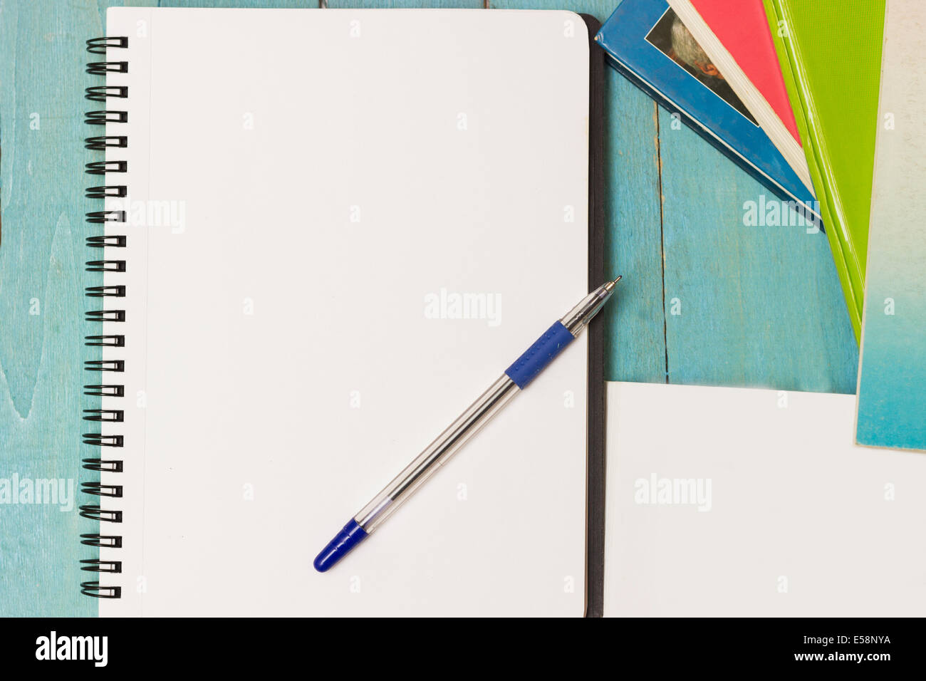 Anneaux, stylo et une pile de livres. Écrit prêt à prendre des notes, faire leurs devoirs ou de recherche. Directement au-dessus Banque D'Images