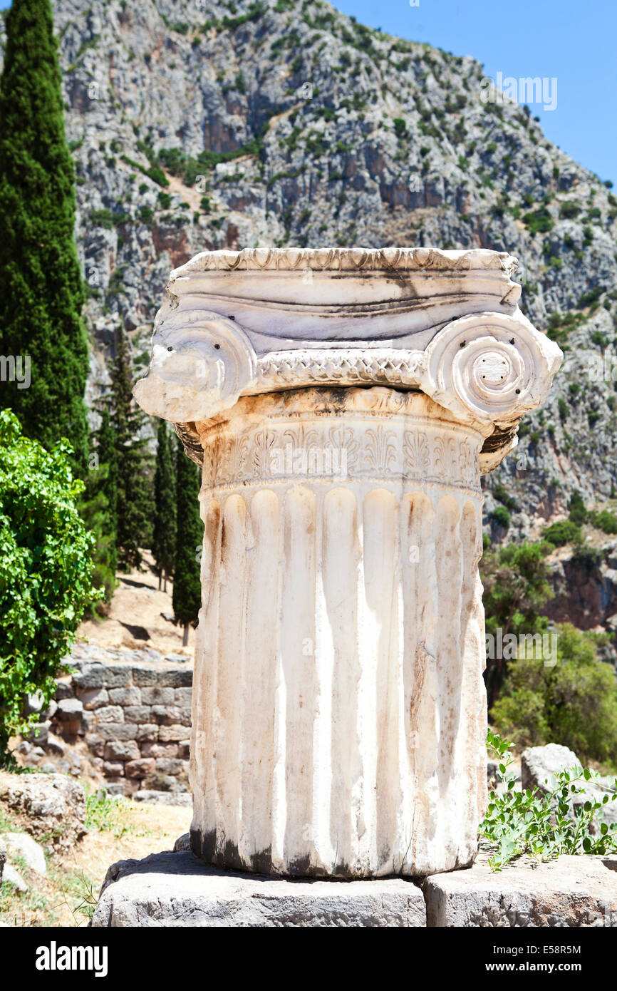 Delphes, Grèce, site de restauration avec colonne grecque détaillé en premier plan Banque D'Images