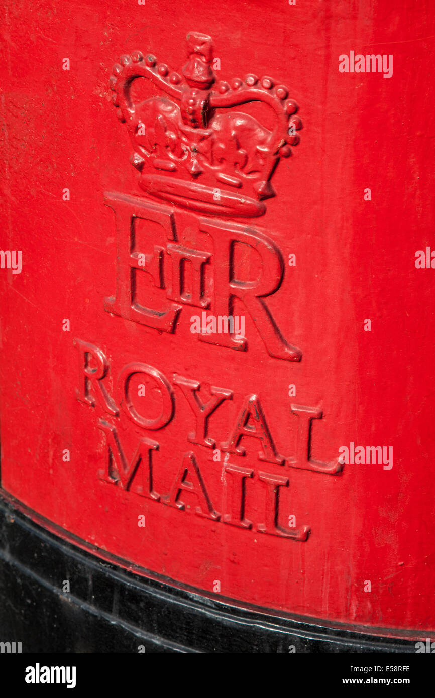 Pilier moderne de style red British Post box dans Kentish Town - détail Banque D'Images
