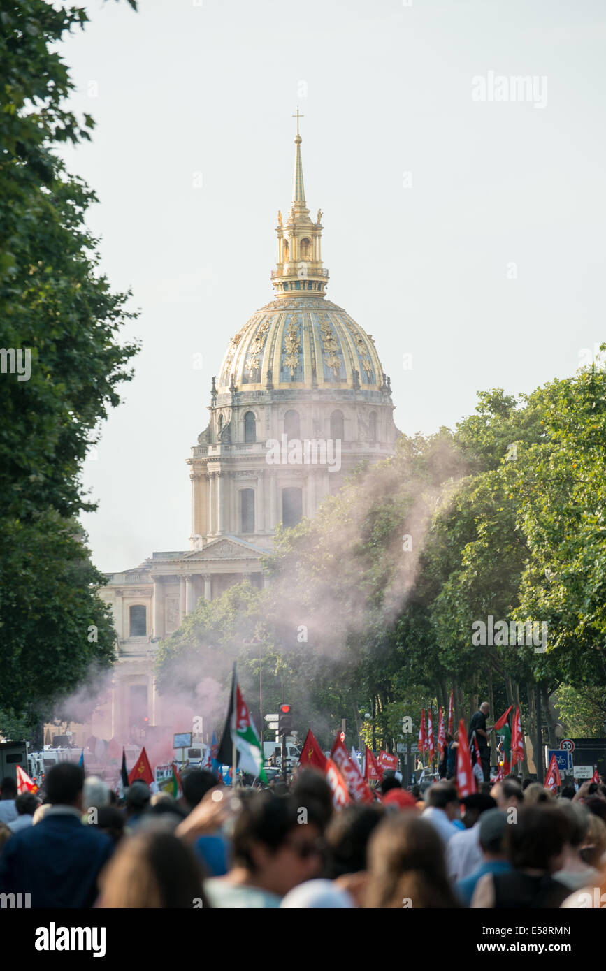 Paris, France. 23 juillet 2014. Des milliers de manifestants à Gaza une marche dans les rues de Paris. Le gouvernement français a autorisé cette démonstration après avoir levé une interdiction des manifestations pro Palestine. L'interdiction a été mis en œuvre en raison de la violence dans les anti Semitist Gaza pro des manifestations. Les policiers étaient présents en grand nombre pour s'assurer qu'il n'y a pas eu de violence. Crédit : Kevin Su/Alamy Live News Banque D'Images