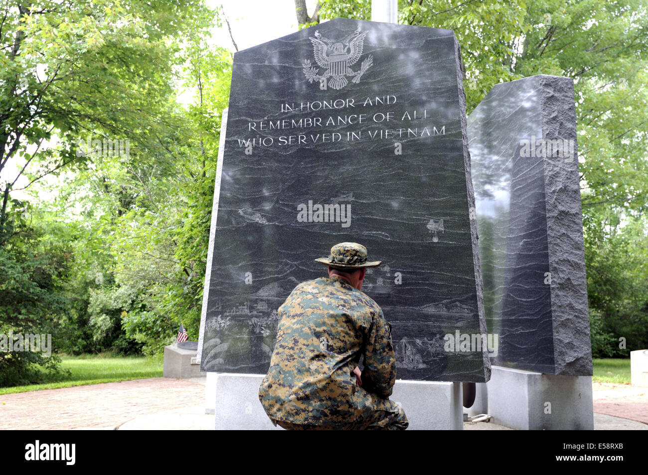 Soldat moderne rend hommage aux frères tombés des guerres Banque D'Images