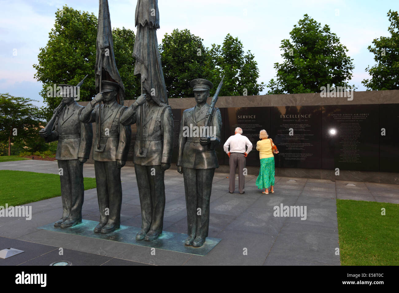 Statues de la garde d'honneur, en couple à la recherche d'inscription au mur derrière, United States Air Force Memorial, Arlington, Virginia, USA Banque D'Images