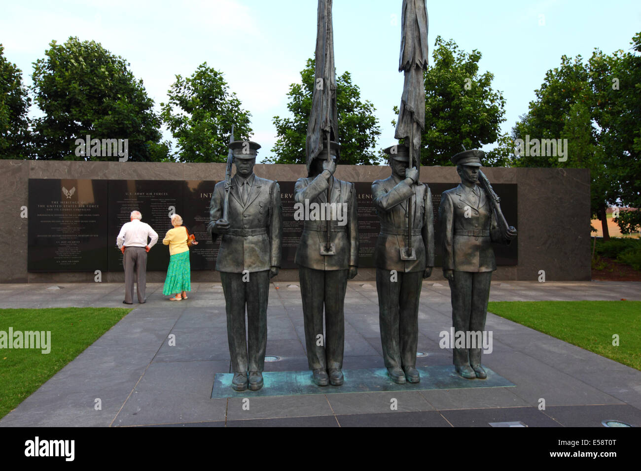 Statues de la garde d'honneur, en couple à la recherche d'inscription au mur derrière, United States Air Force Memorial, Arlington, Virginia, USA Banque D'Images