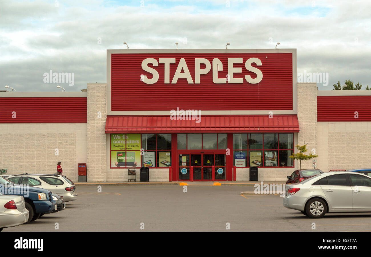 L'avant du magasin STAPLES Business Depot à Lindsay (Ontario) Banque D'Images