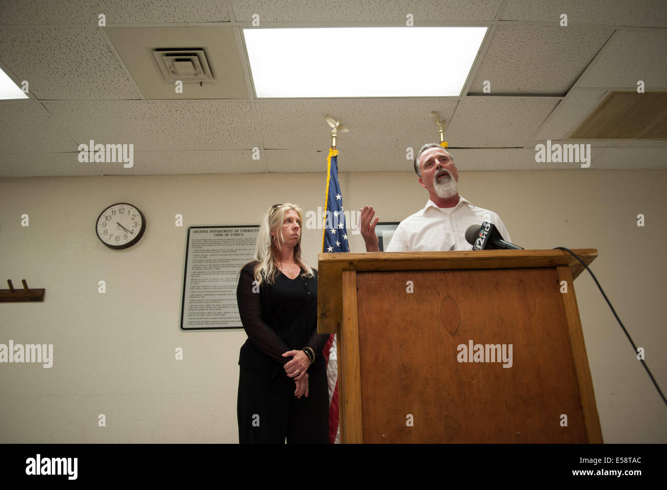 Florence, Arizona, USA. 23 juillet, 2014. RICHARD BROWN, un témoin de l'exécution et témoin du meurtre invitant l'exécution, indique à la presse que les gens devraient être plus préoccupés par les victimes de crimes violents que la façon dont les auteurs sont exécutés, comme sa femme Jeanne BROWN, soeur de meurtre victime D. Dietz, regarde. Il a fallu J. Wood, un homme reconnu coupable de meurtre en 1989 de sa petite amie et son père à Tucson, en Arizona, à mourir par injection létale cet après-midi. Credit : ZUMA Press, Inc./Alamy Live News Banque D'Images