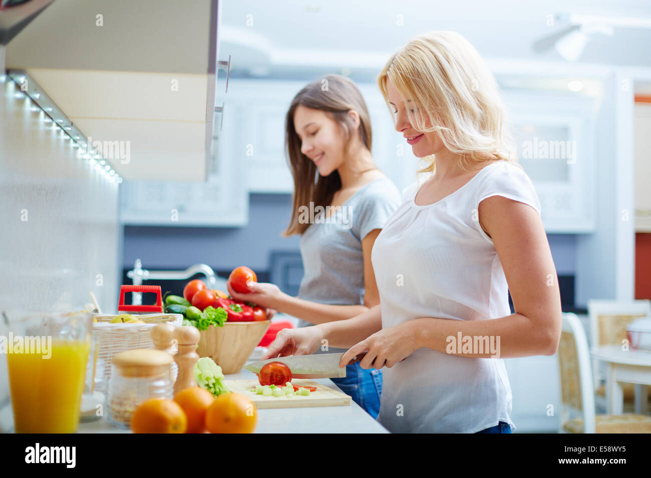 Portrait of happy mother and her daughter la cuisson dans la cuisine Banque D'Images