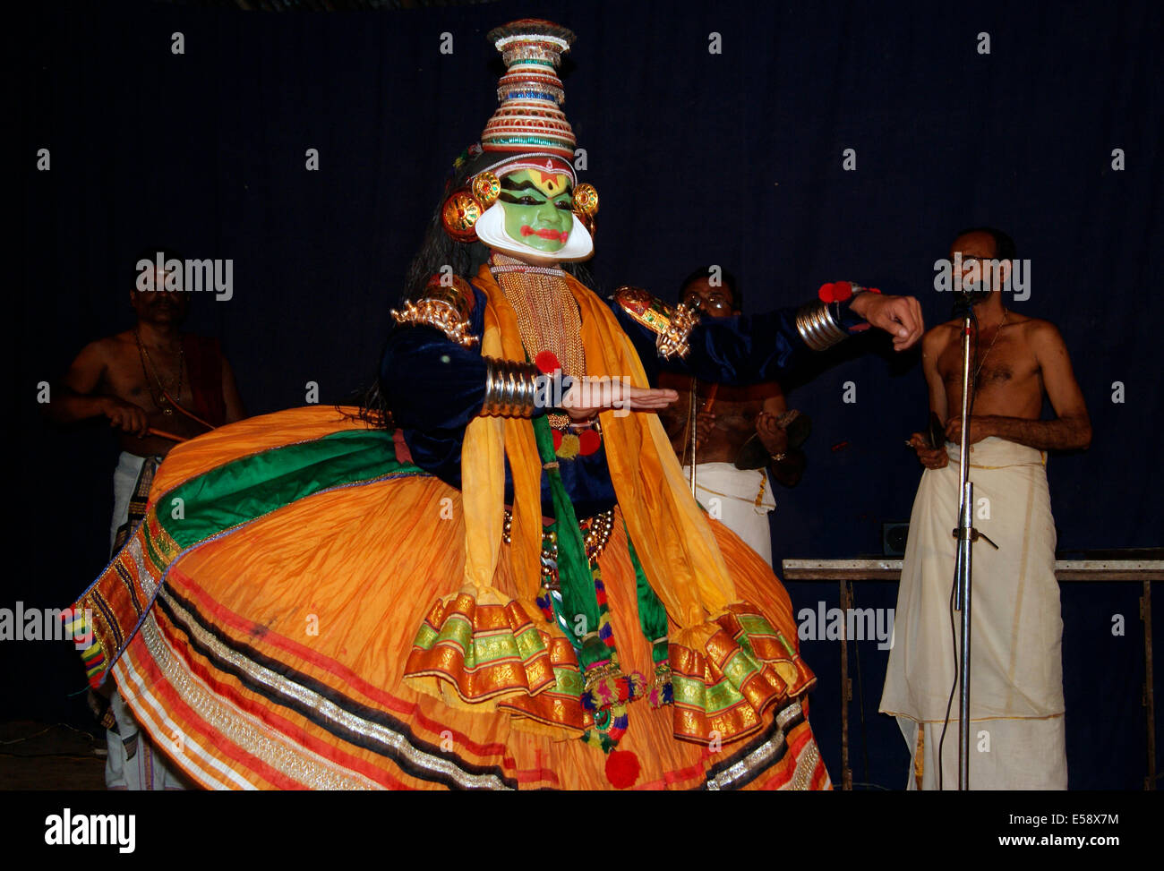 Théâtre Kathakali Danse Classique Temple aux performances à Kerala Inde Banque D'Images