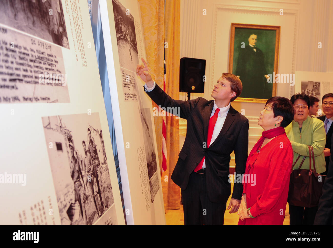 Los Angeles, USA. 23 juillet, 2014. Christopher Nixon Cox (1re L), petit-fils de l'ancien président américain Richard Nixon, et Li Xiaolin (2L), président de l'Association du peuple chinois pour l'amitié avec les pays étrangers, visiter l'exposition photo 'Salute à l'amitié - Images racontent la Chine et les États-Unis La collaboration durant la Seconde Guerre mondiale' à la Nixon Library à Yorba Linda Ville de Californie, aux États-Unis, le 23 juillet 2014. Les photos ont été prises par des soldats de l'armée américaine Signal Corps en Chine pendant la DEUXIÈME GUERRE MONDIALE. © Zhang Chaoqun/Xinhua/Alamy Live News Banque D'Images Los Angeles, USA. 23 juillet, 2014. Christopher Nixon Cox (1re L), petit-fils de l'ancien président américain Richard Nixon, et Li Xiaolin (2L), président de l'Association du peuple chinois pour l'amitié avec les pays étrangers, visiter l'exposition photo 'Salute à l'amitié - Images racontent la Chine et les États-Unis La collaboration durant la Seconde Guerre mondiale' à la Nixon Library à Yorba Linda Ville de Californie, aux États-Unis, le 23 juillet 2014. Les photos ont été prises par des soldats de l'armée américaine Signal Corps en Chine pendant la DEUXIÈME GUERRE MONDIALE. © Zhang Chaoqun/Xinhua/Alamy Live News Banque D'Images