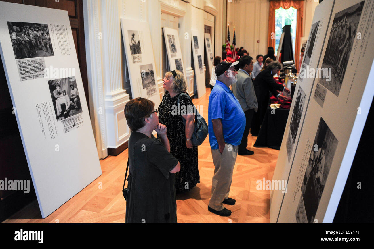 Los Angeles, USA. 23 juillet, 2014. Personnes visitent l'exposition photo 'Salute à l'amitié - Images racontent la Chine et les États-Unis La collaboration durant la Seconde Guerre mondiale' à la Nixon Library à Yorba Linda Ville de Californie, aux États-Unis, le 23 juillet 2014. Les photos ont été prises par des soldats de l'armée américaine Signal Corps en Chine pendant la DEUXIÈME GUERRE MONDIALE. © Zhang Chaoqun/Xinhua/Alamy Live News Banque D'Images