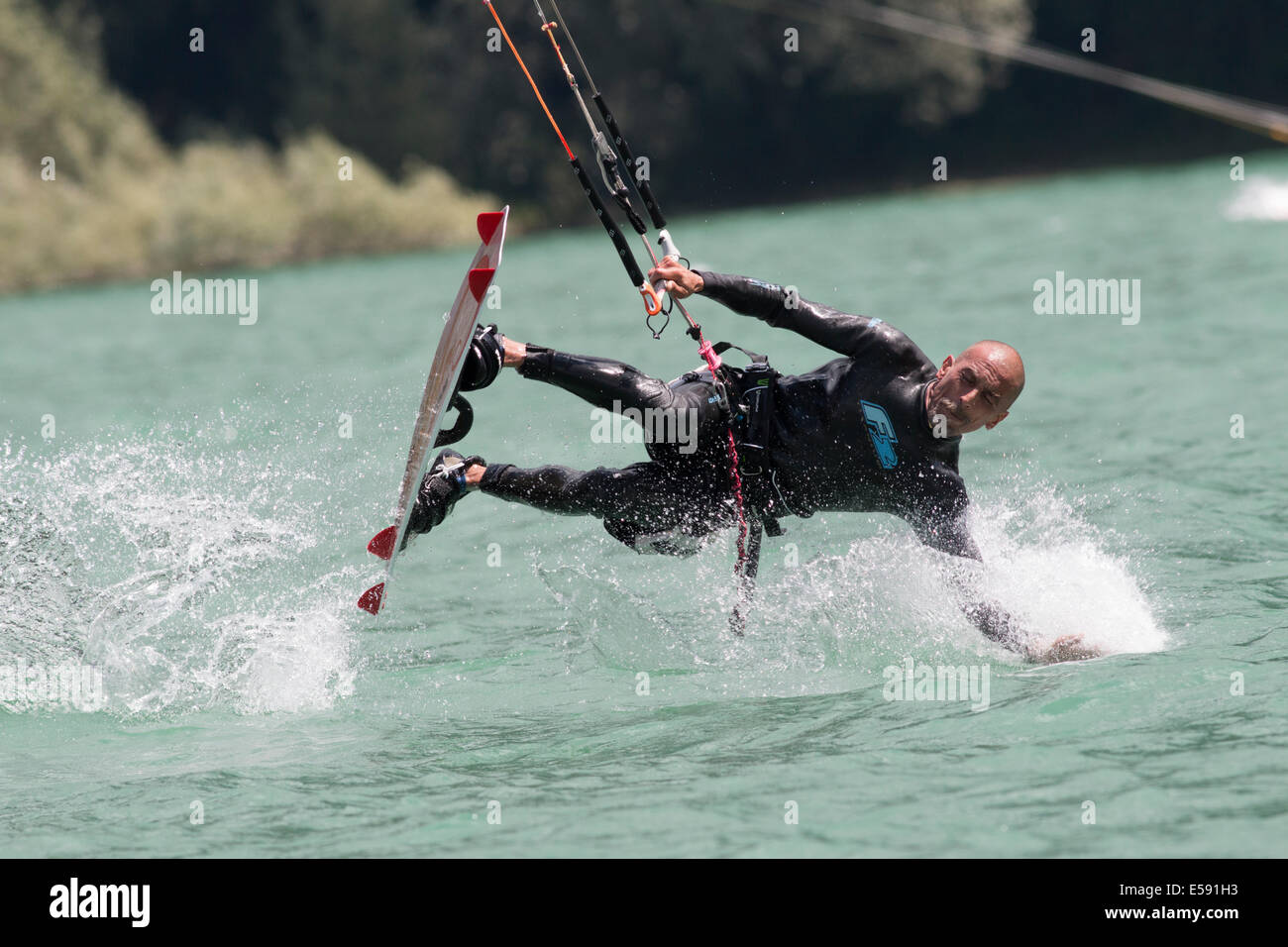 Lac DE SANTA CROCE, ITALIE - 13 juillet : kite-surfer professionnel démontrant sa capacité 2014, Juillet 13, 2014 Banque D'Images