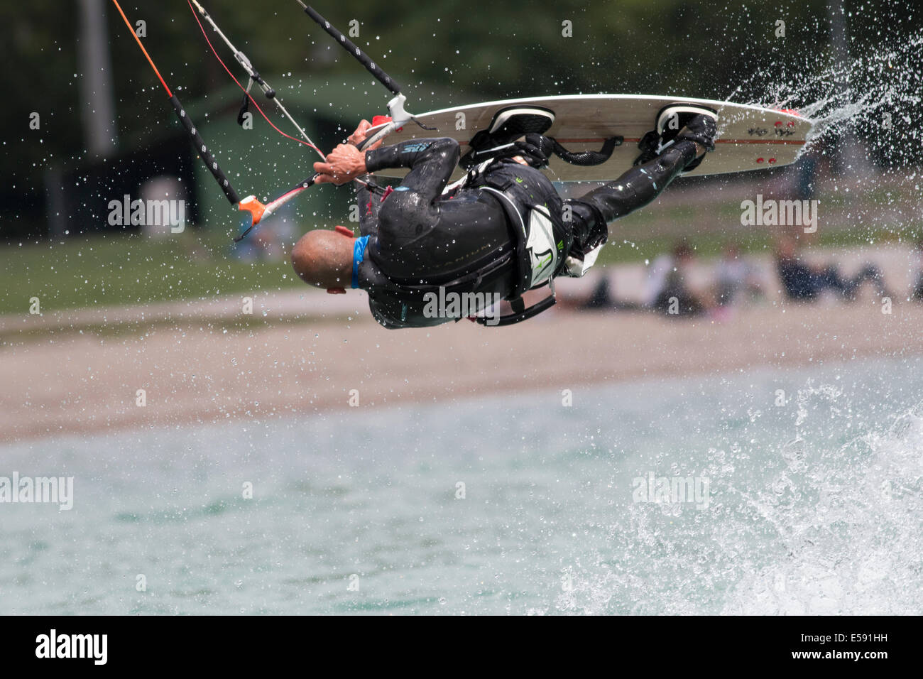 Lac DE SANTA CROCE, ITALIE - 13 juillet : kite-surfer professionnel démontrant sa capacité 2014, Juillet 13, 2014 Banque D'Images