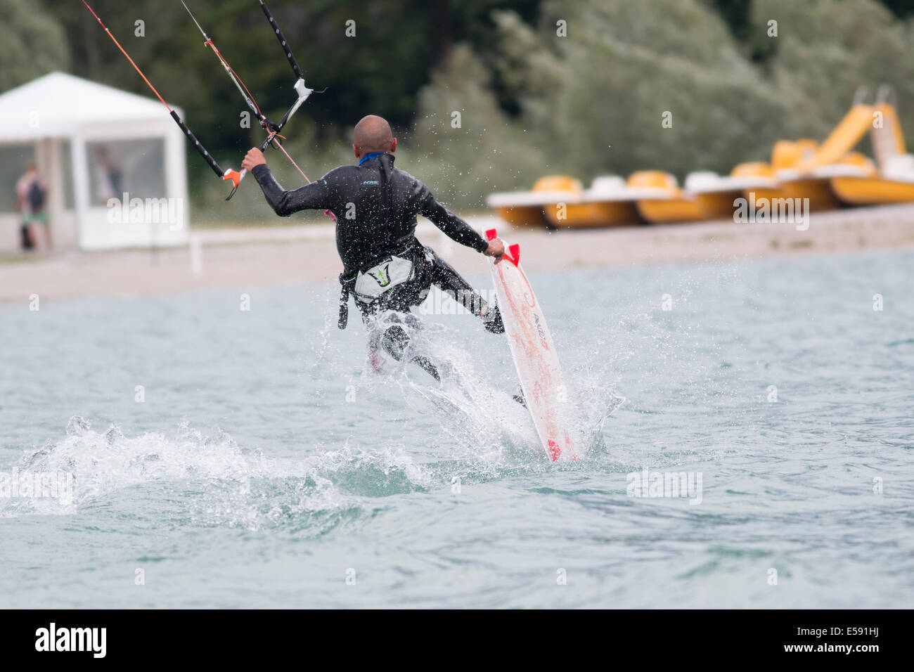 Lac DE SANTA CROCE, ITALIE - 13 juillet : kite-surfer professionnel démontrant sa capacité 2014, Juillet 13, 2014 Banque D'Images