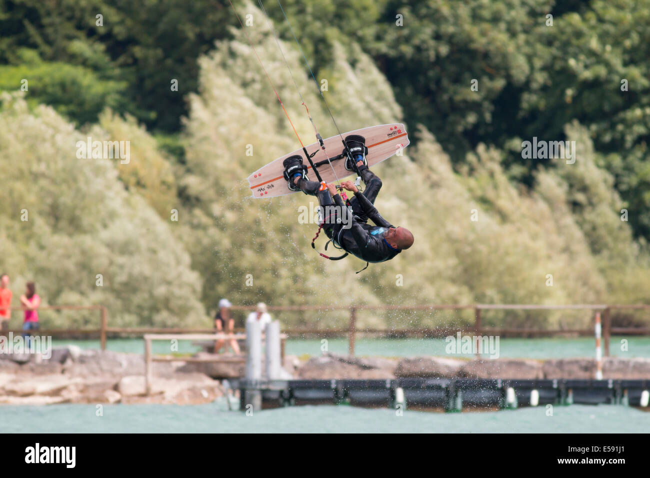 Lac DE SANTA CROCE, ITALIE - 13 juillet : kite-surfer professionnel démontrant sa capacité 2014, Juillet 13, 2014 Banque D'Images