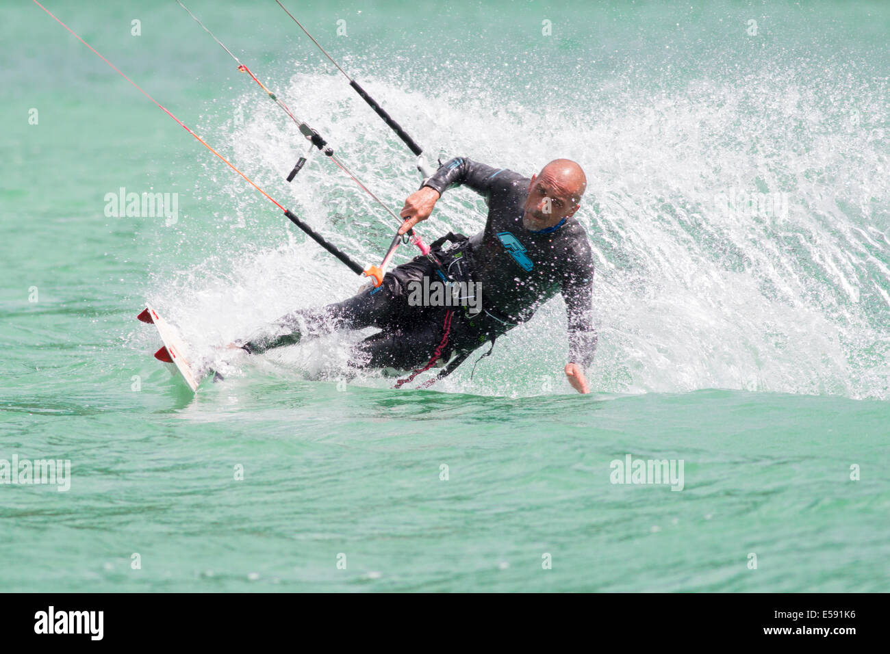 Lac DE SANTA CROCE, ITALIE - 13 juillet : kite-surfer professionnel démontrant sa capacité 2014, Juillet 13, 2014 Banque D'Images