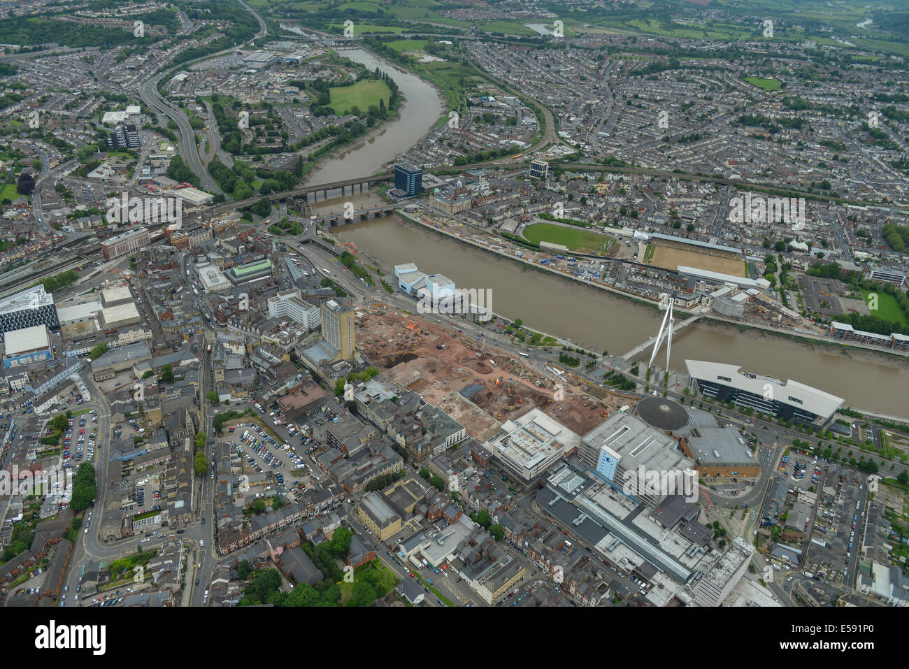 Une vue aérienne de Newport, Gwent, montrant le centre-ville et de la zone autour de la rivière Usk. Banque D'Images