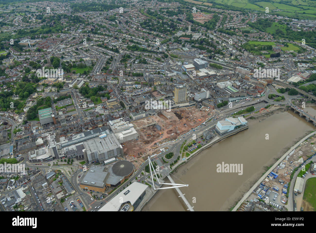 Une vue aérienne de Newport, Gwent, montrant le centre-ville et de la zone autour de la rivière Usk. Banque D'Images