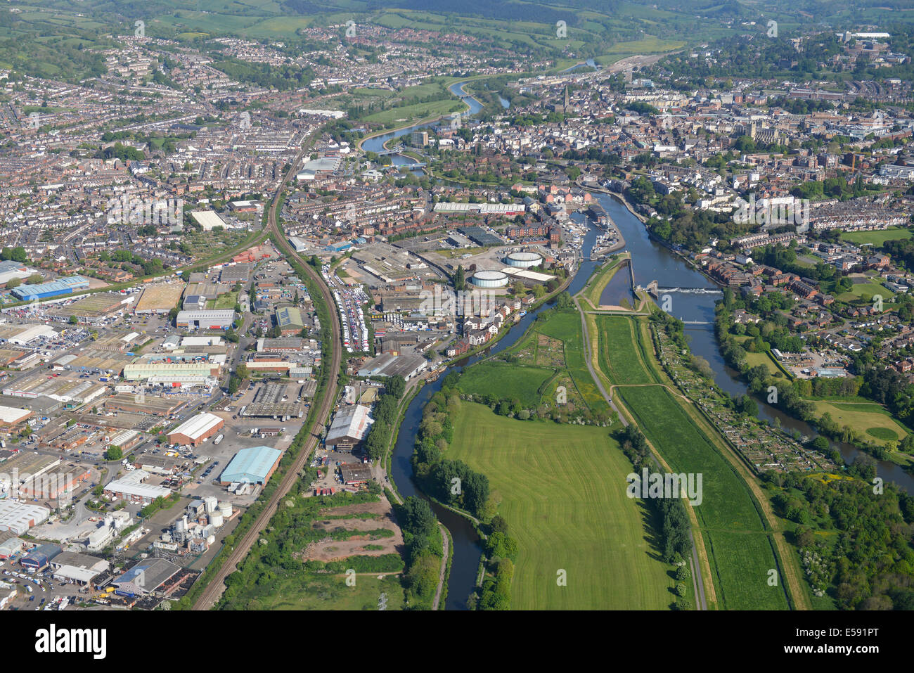 Une vue aérienne Vue vers le nord le long de la rivière Exe vers le centre-ville d'Exeter dans le Devon, UK Banque D'Images