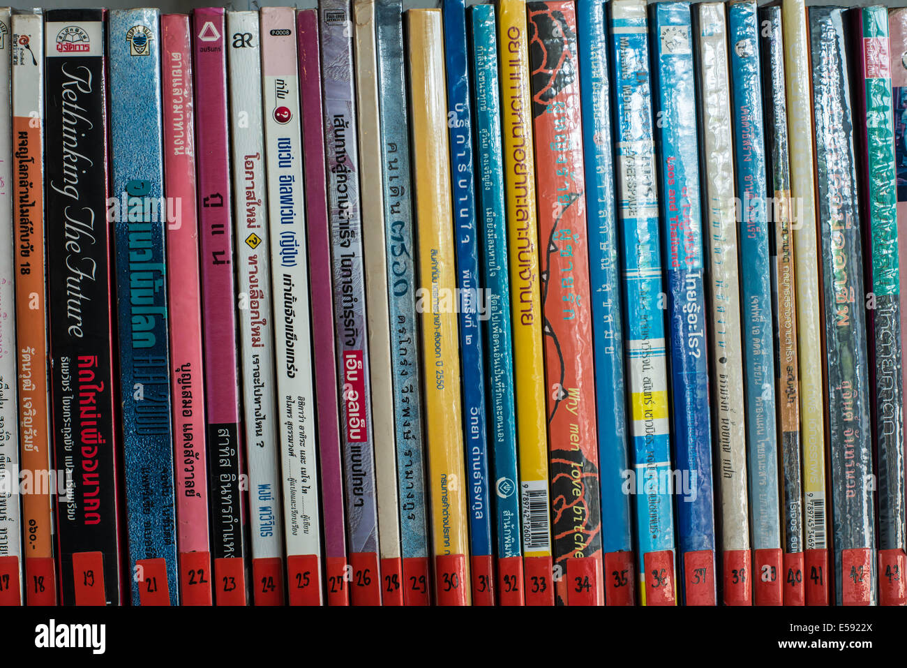 Livres sur l'étagère dans le café pour l'arrière plan. Banque D'Images