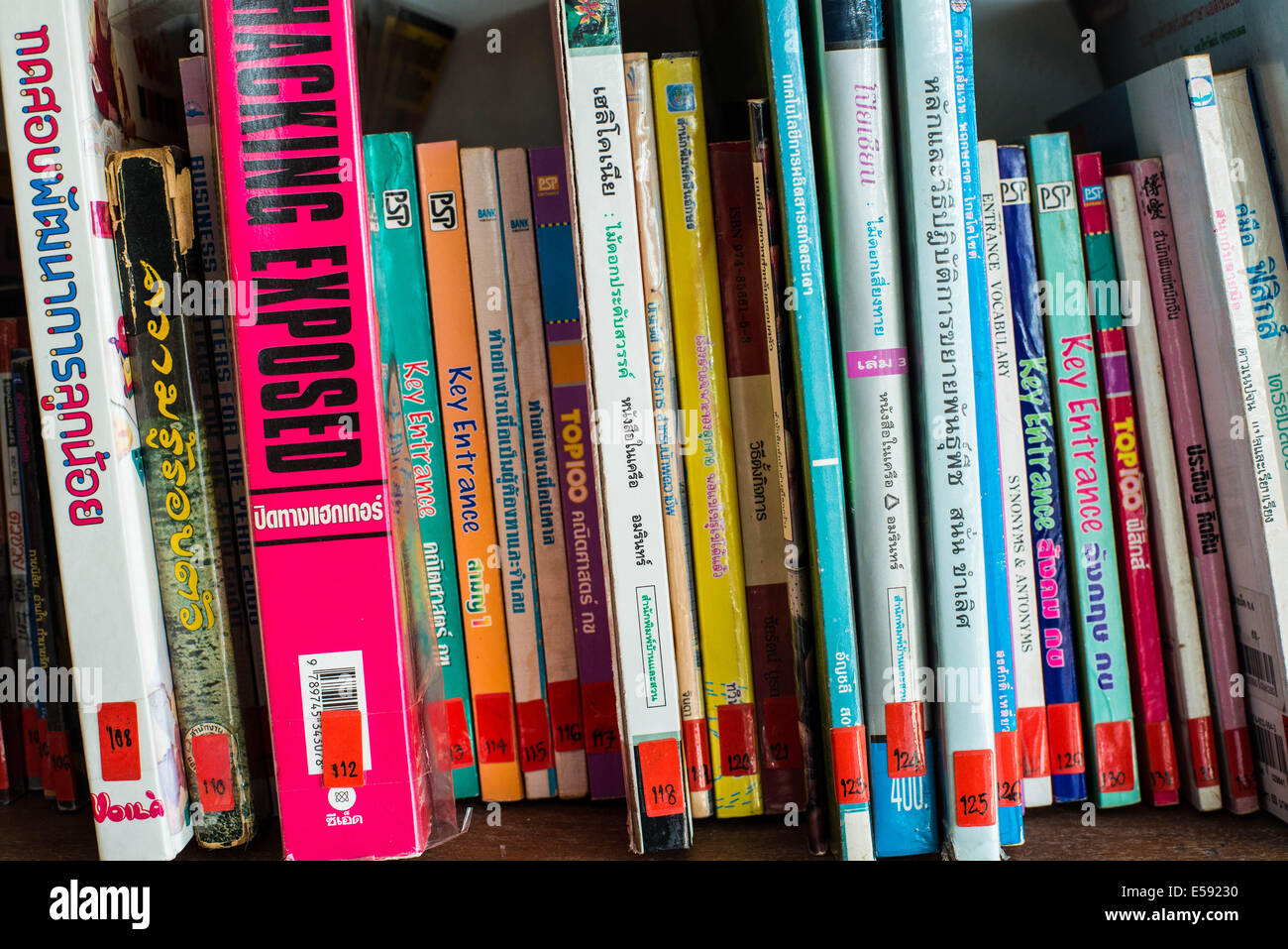 Livres sur l'étagère dans le café pour l'arrière plan. Banque D'Images