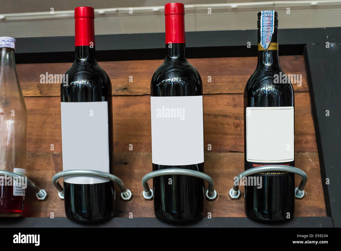 Trois bouteilles de vin en bois sur des étagères dans un restaurant. Banque D'Images