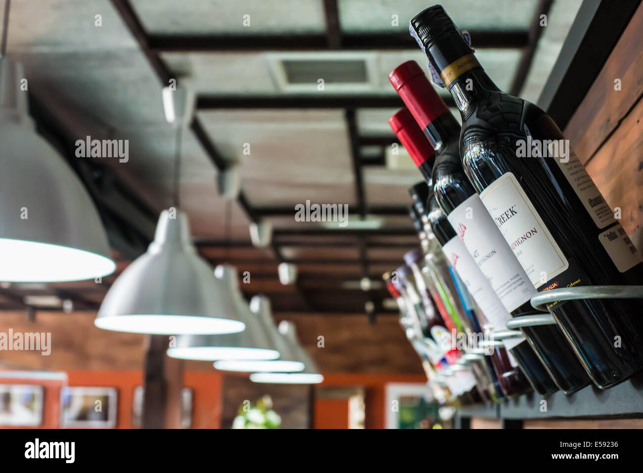 Trois bouteilles de vin en bois sur des étagères dans un restaurant. Banque D'Images