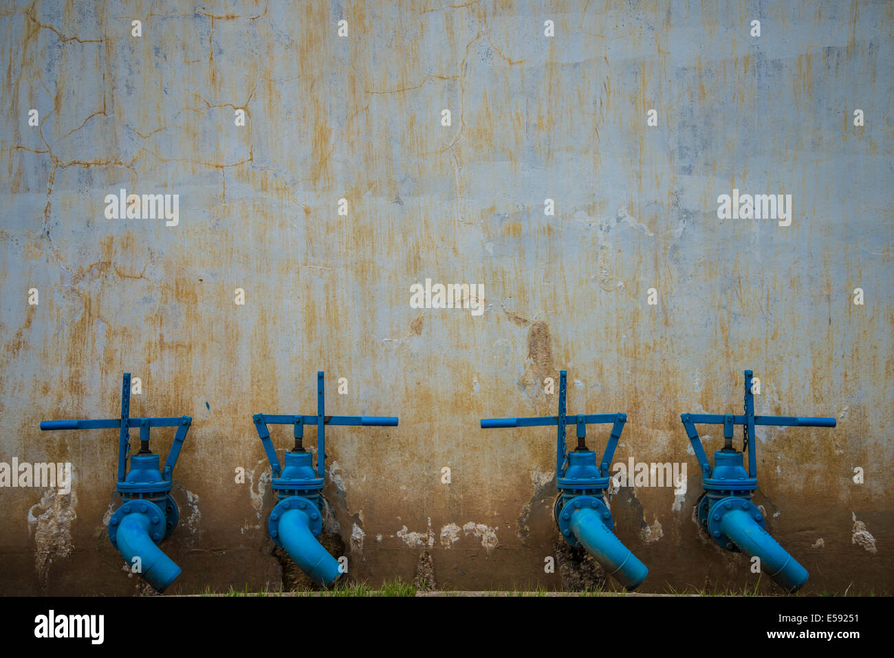 Barrage de grands réservoirs de stockage de l'eau fond foe. Distributeur Banque D'Images