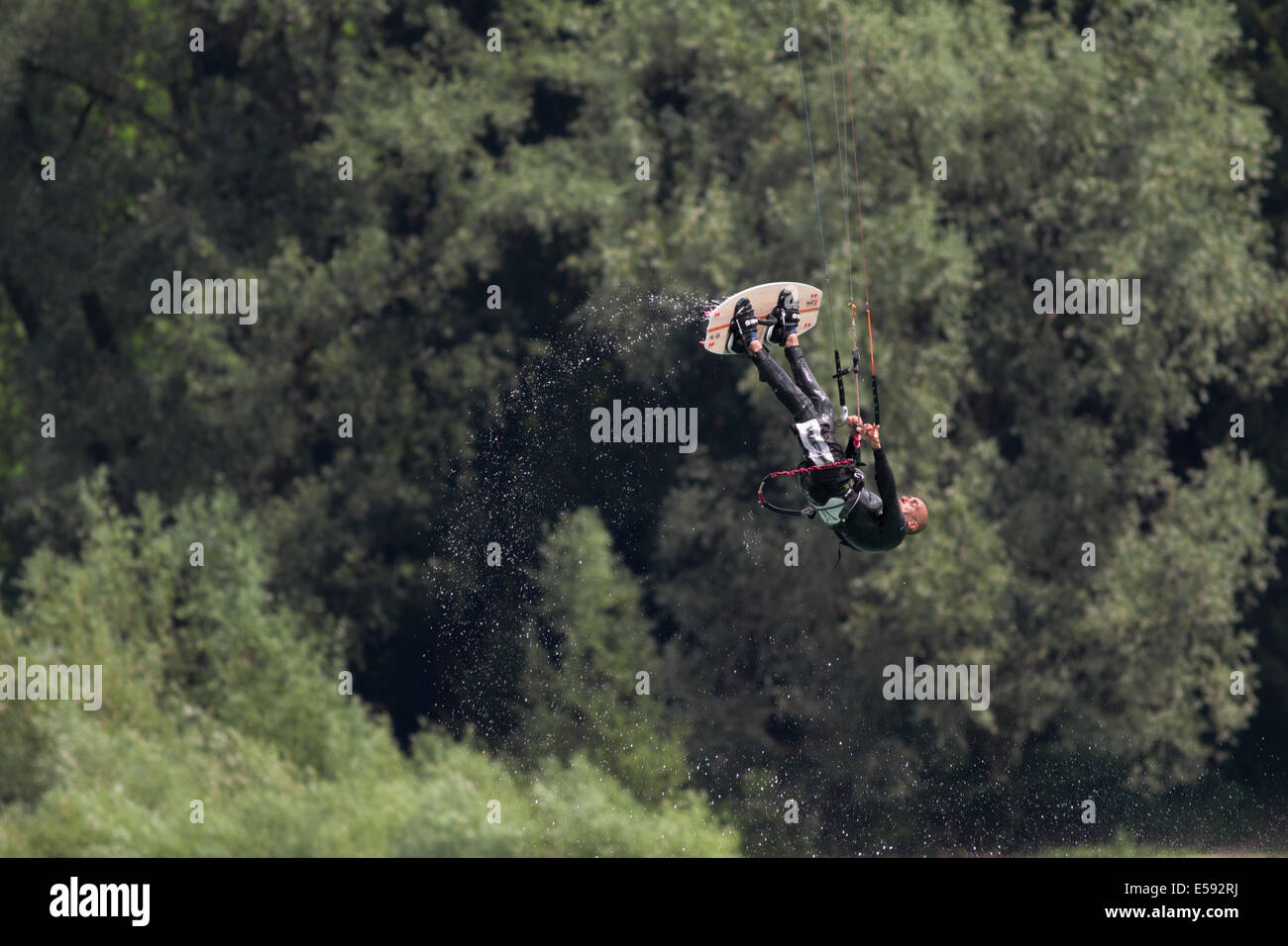 Lac DE SANTA CROCE, ITALIE - 13 juillet : kite-surfer professionnel démontrant sa capacité 2014, Juillet 13, 2014 Banque D'Images