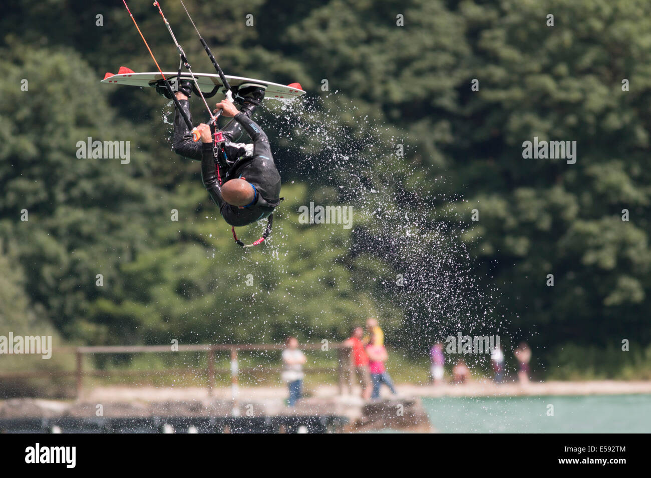 Lac DE SANTA CROCE, ITALIE - 13 juillet : kite-surfer professionnel démontrant sa capacité 2014, Juillet 13, 2014 Banque D'Images