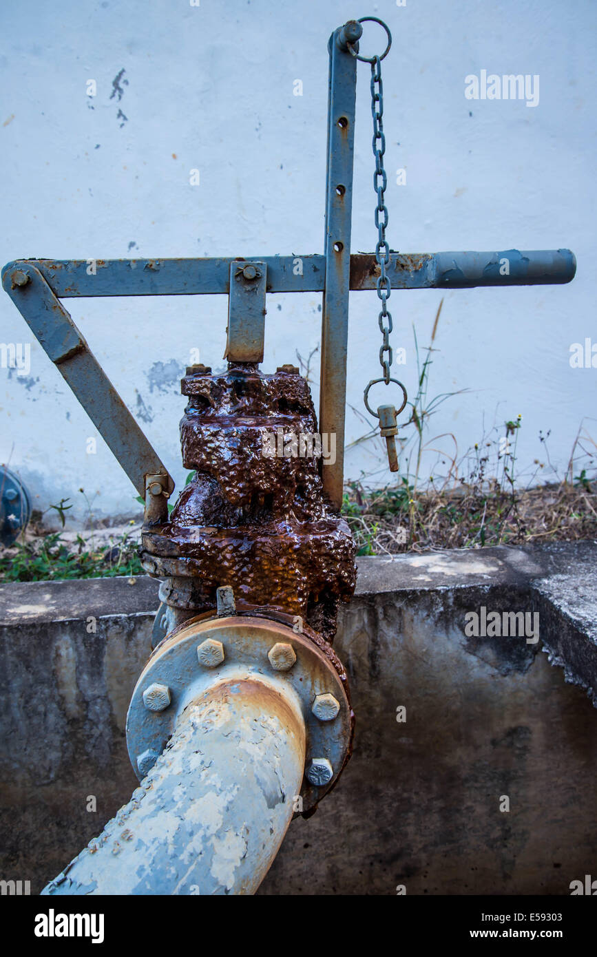 Une vanne d'eau rouillée dans la vieille usine de l'industrie. Banque D'Images