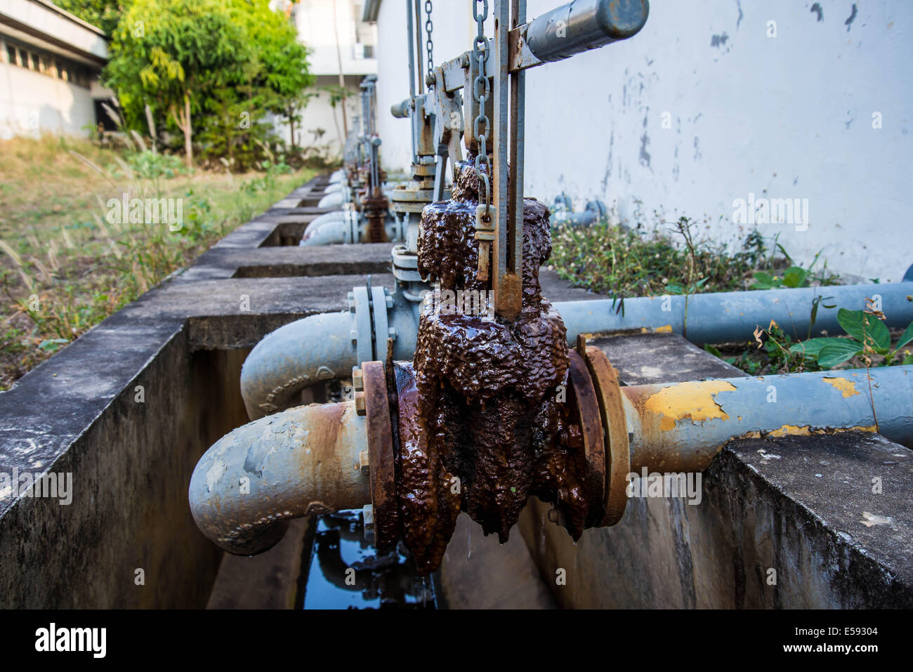 Une vanne d'eau rouillée dans la vieille usine de l'industrie. Banque D'Images