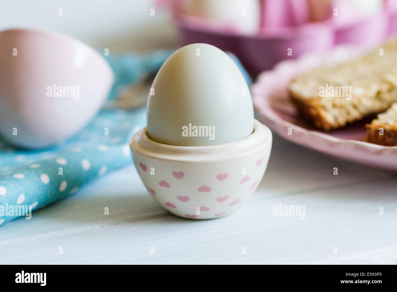 Série sur les oeufs de canard à la coque pour le petit déjeuner, avec soldats toast Banque D'Images