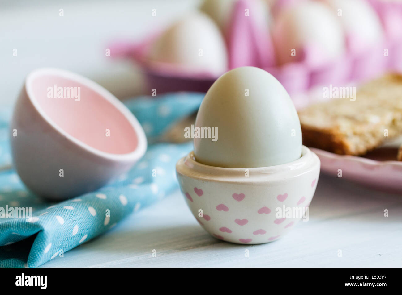 Série sur les oeufs de canard à la coque pour le petit déjeuner, avec soldats toast Banque D'Images