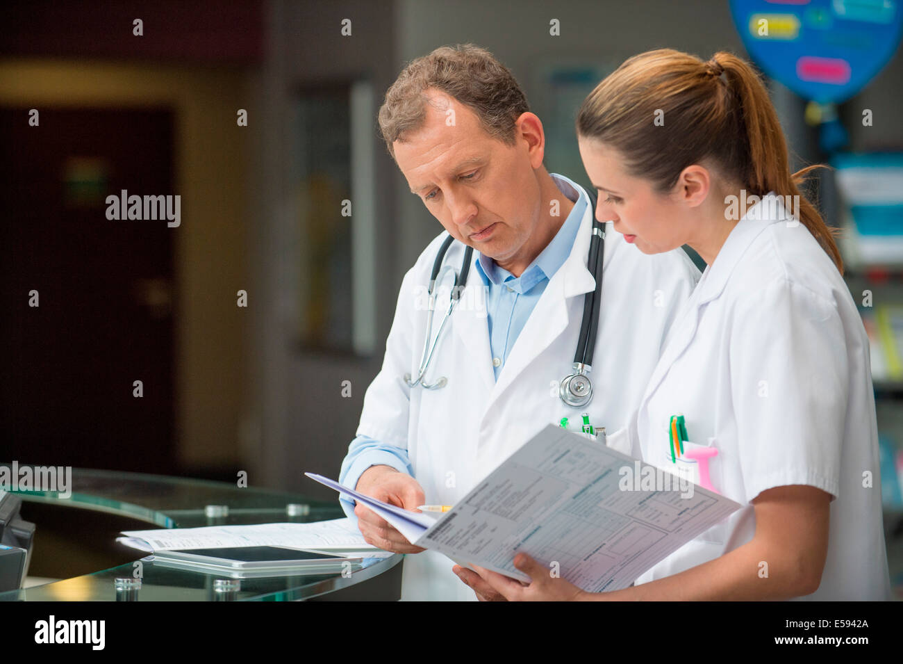 Deux médecins discutant rapport médical à l'hôpital/24 Banque D'Images