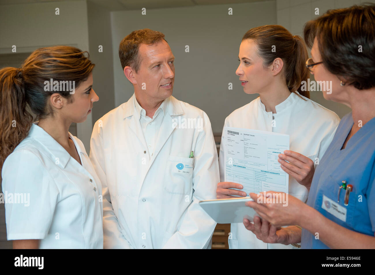 L'équipe médicale de l'hôpital en discuter Banque D'Images