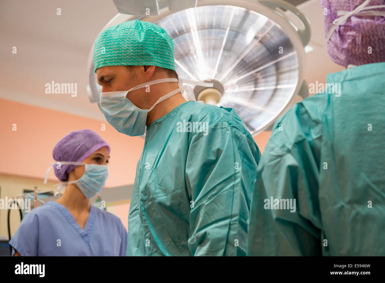L'équipe médicale dans une salle d'opération Banque D'Images