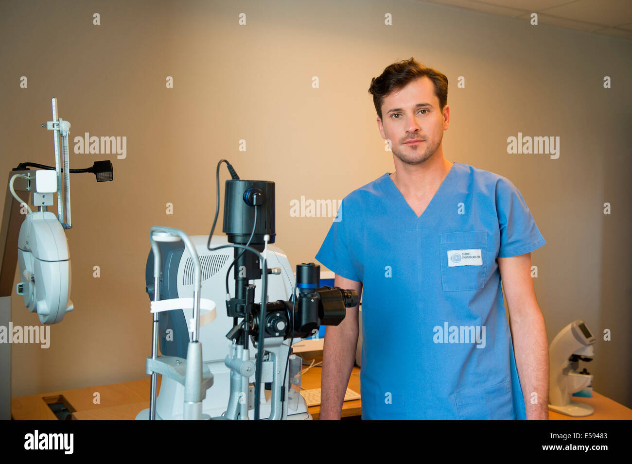 Homme médecin avec l'équipement de test de l'œil Banque D'Images
