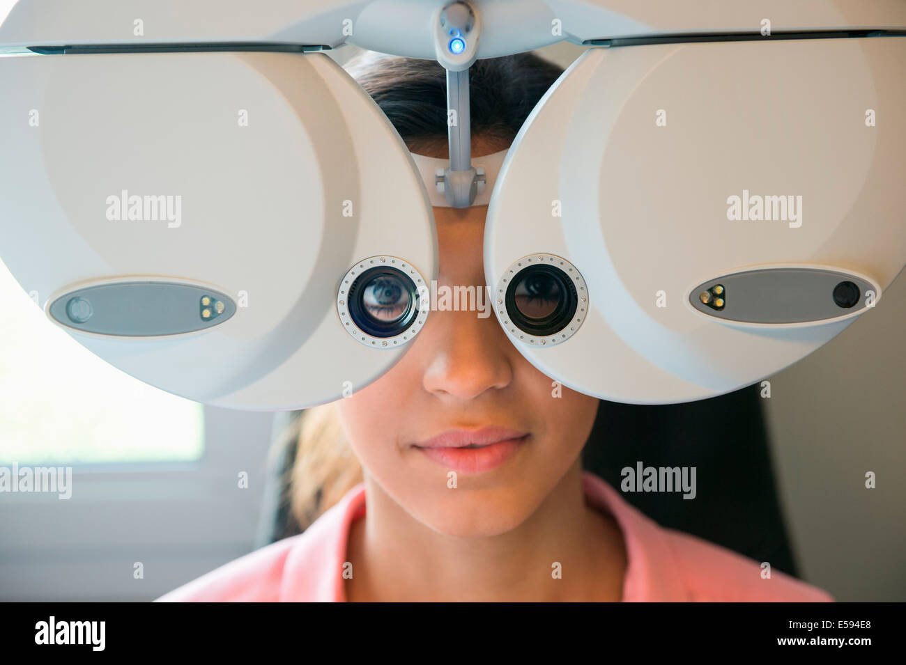 Femme ayant l'examen des yeux Banque D'Images