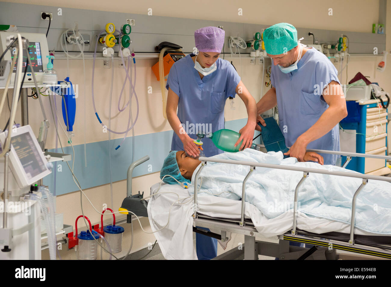 Médecin et l'infirmière d'oxygène donnant au patient en salle de réveil  Photo Stock - Alamy