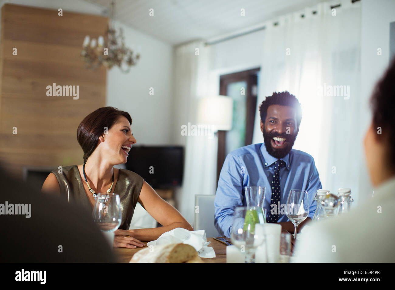 Friends laughing at dinner party Banque D'Images