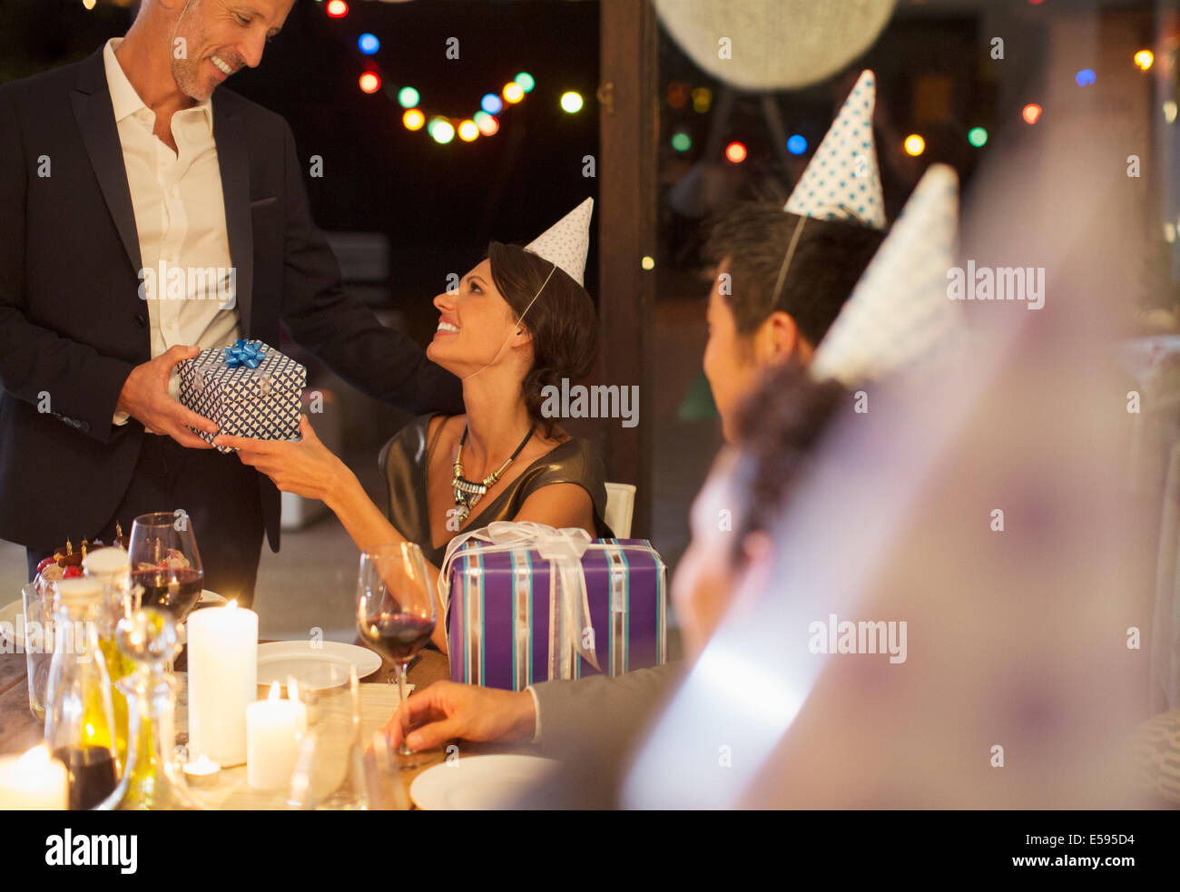 Man giving present at Birthday party Banque D'Images
