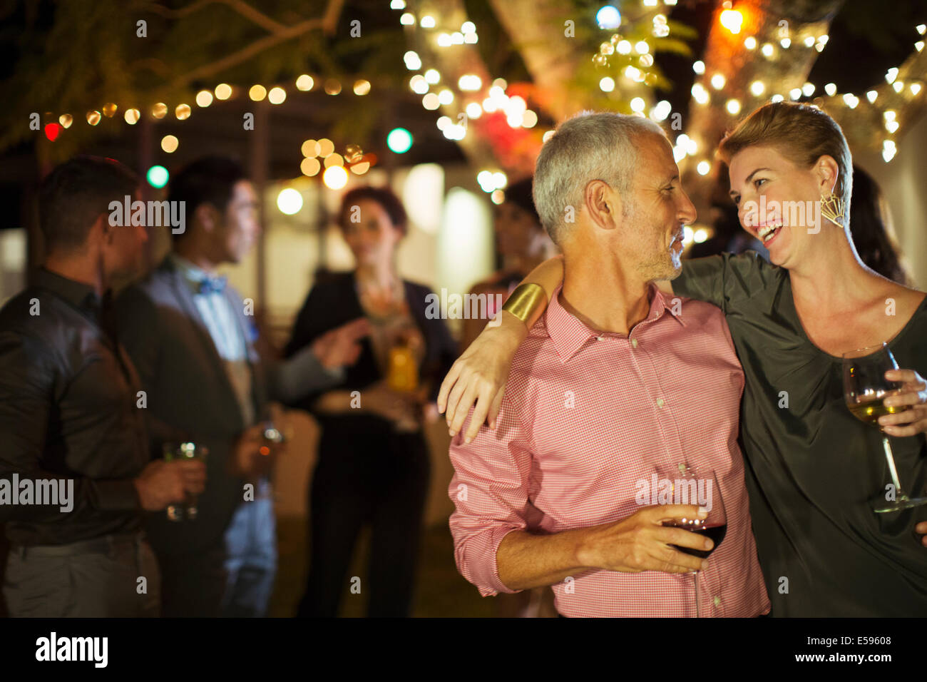 Couple hugging at party Banque D'Images