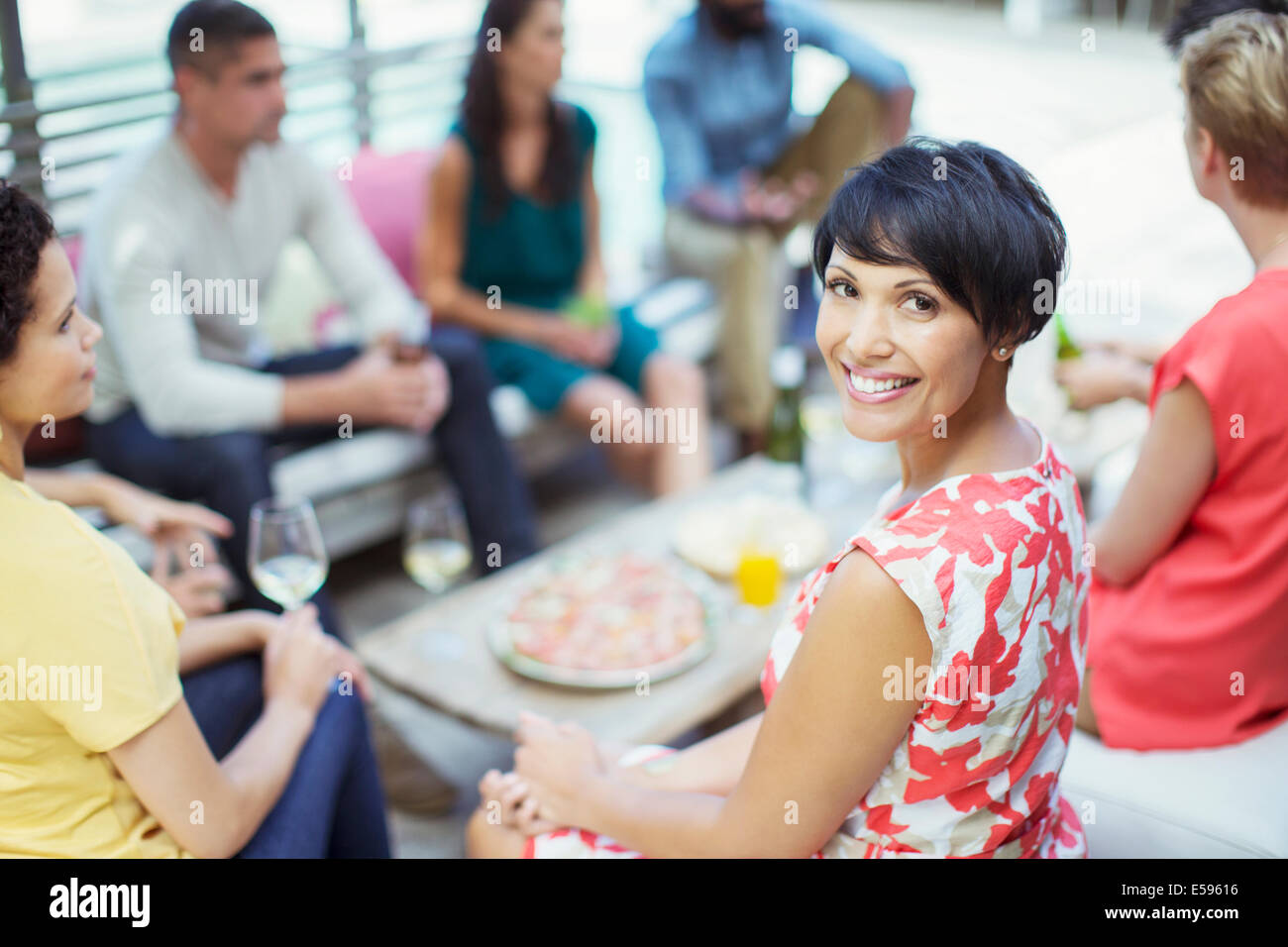 Woman smiling at party Banque D'Images