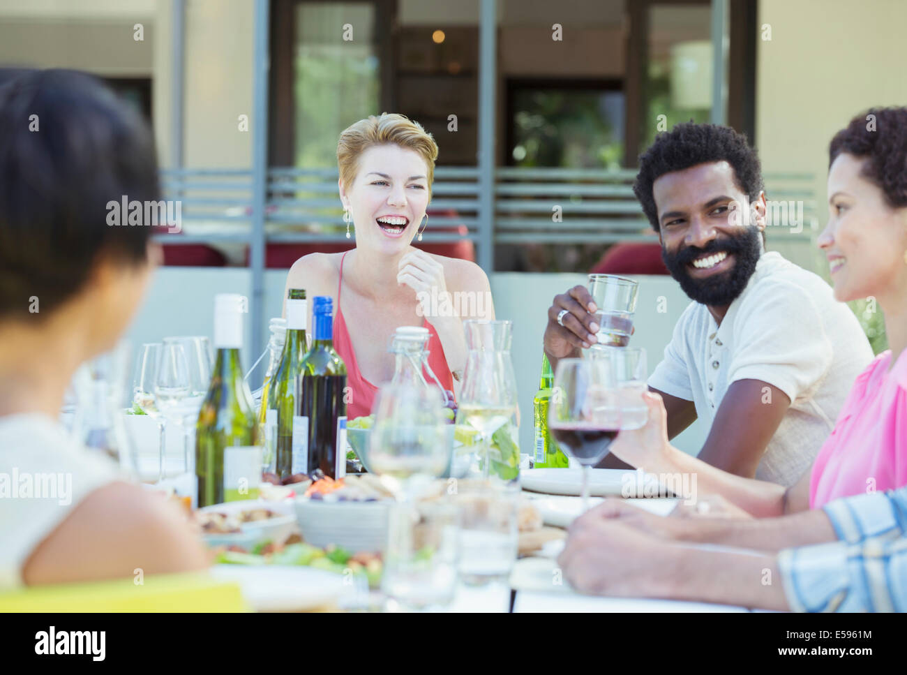 Amis parler à table outdoors Banque D'Images