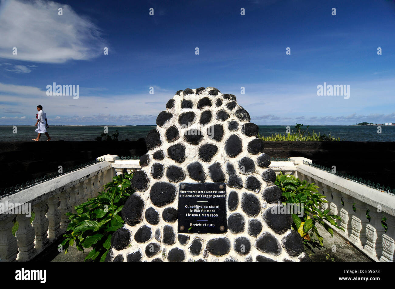 Voyageant à travers les Samoa en février 2014. Pierre commémorative à l'endroit où l'on a hissé le drapeau allemand en mars 1900 comme le rappelle de Somoa colonie allemande. Banque D'Images