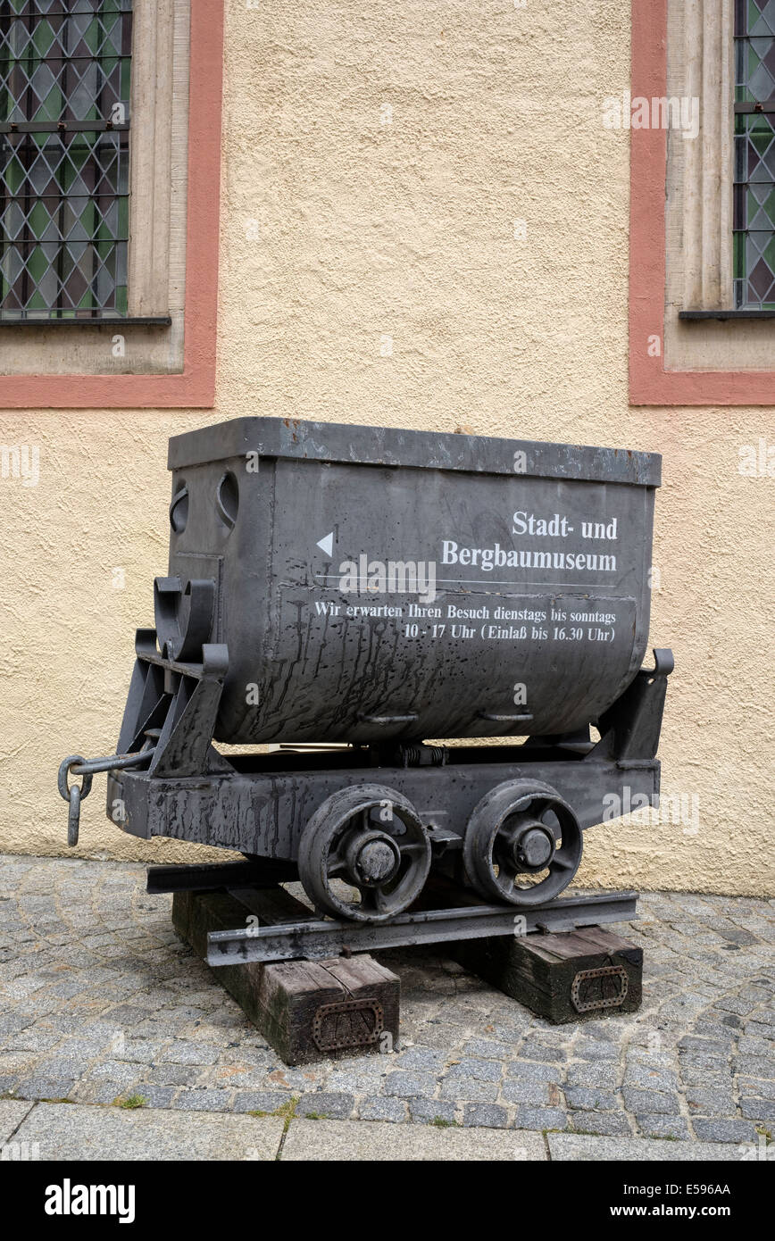 Allemagne, Saxe, Freiberg, wagon benne en face de Mining Museum Banque D'Images