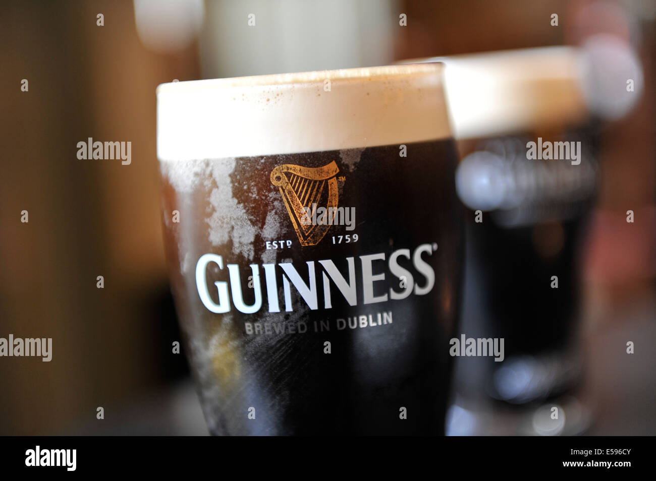 UK, verre de bière Guiness Banque D'Images